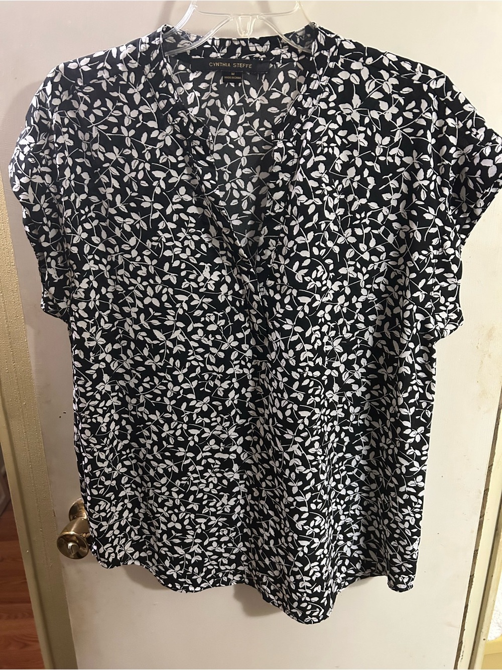 Cynthia Steffe Black & White Leaf-Print Surplice Blouse